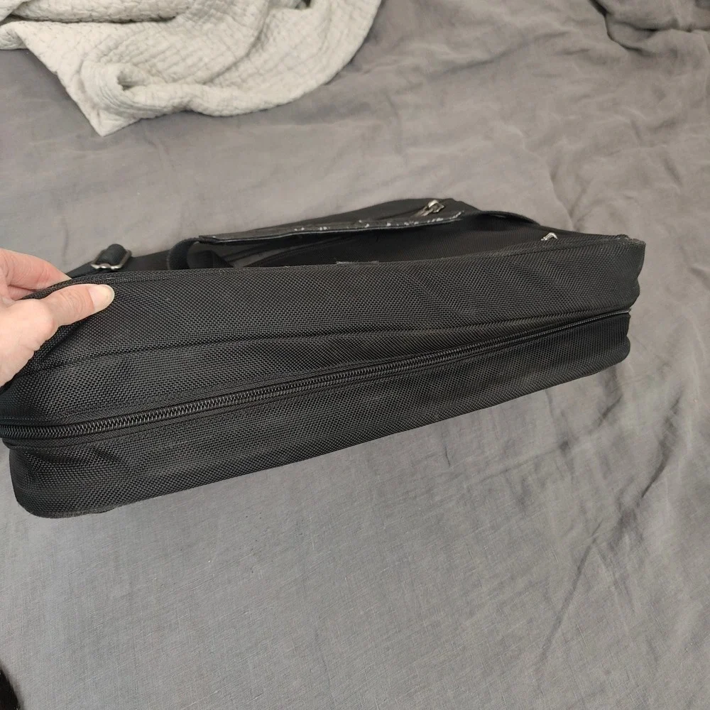Tumi Alpha Messenger Bag Mens Large Black Ballistic Nylon Briefcase‎ Business